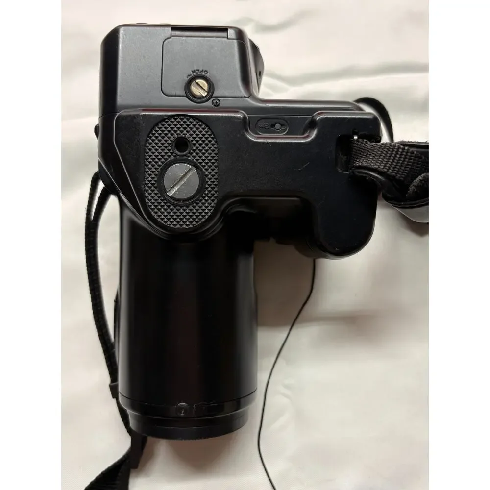 Olympus IS-3 DLX 35mm Film SLR Camera 35-180mm Powers On Untested Vivitar Flash
